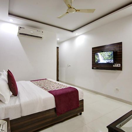 Hotel Devrana Delhi Airport Yeni Delhi Dış mekan fotoğraf
