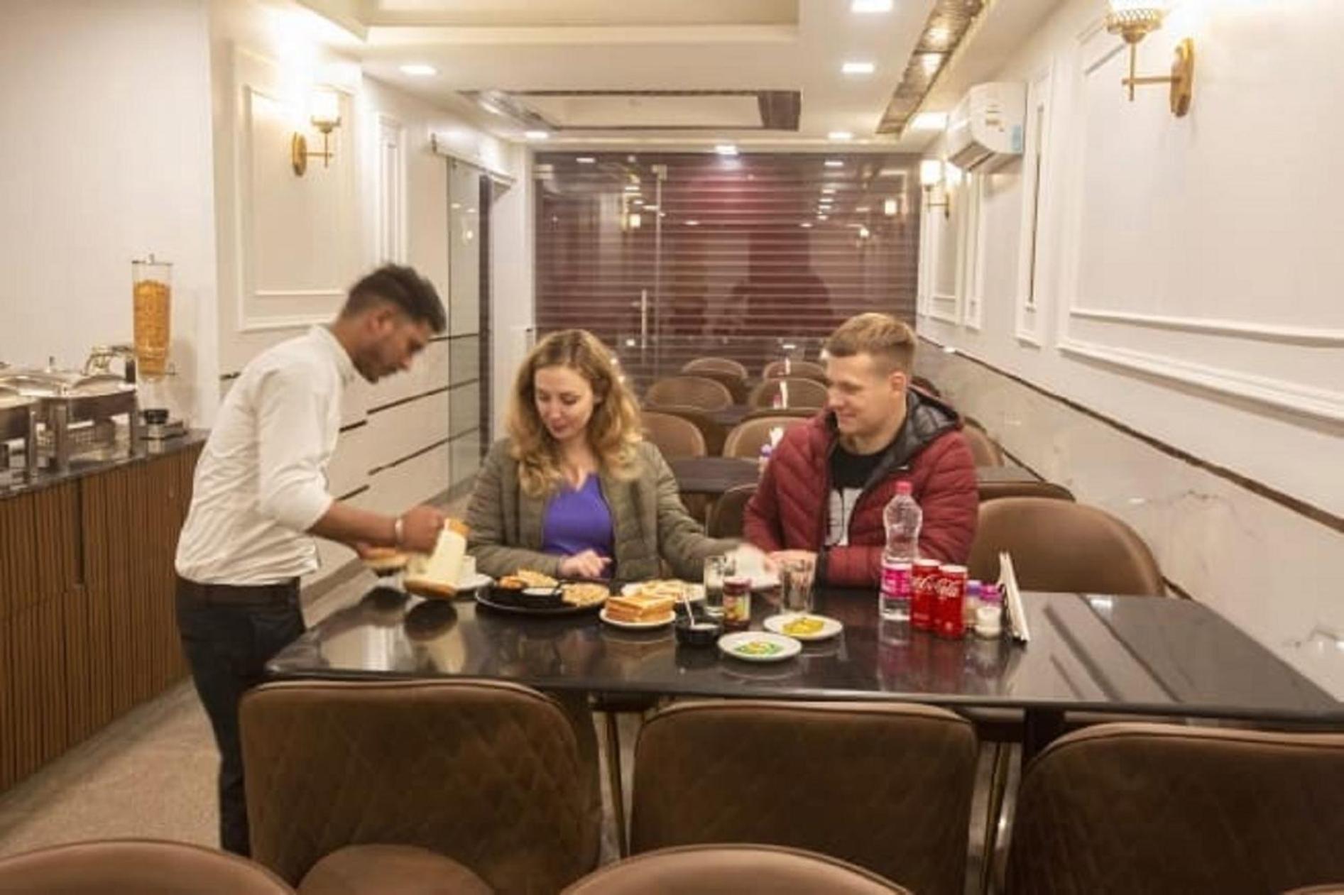 Hotel Devrana Delhi Airport Yeni Delhi Dış mekan fotoğraf